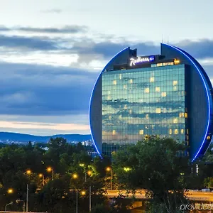 4* מלון Radisson Blu Frankfurt